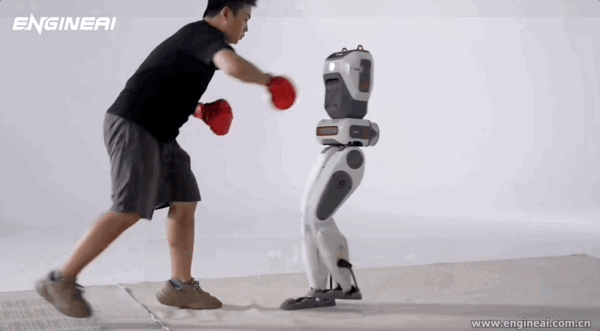 超自然步态大步流星十几米：深圳人形机器人街边溜达爆火海外！(图9)